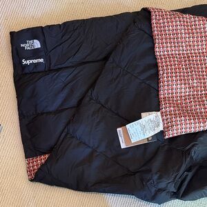 SUPREME®/THE NORTH FACE® STUDDED NUPTSE BLANKET red